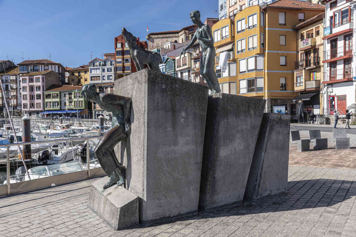 Vizcaya - Bermeo 29 - escultura La Última Ola.jpg